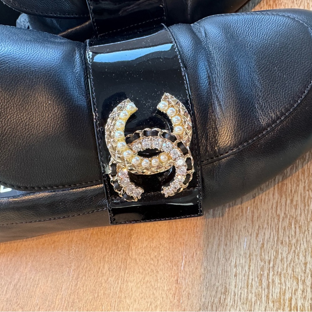 CHANEL Women's Black and Gold Loafers - Picture 4 of 5